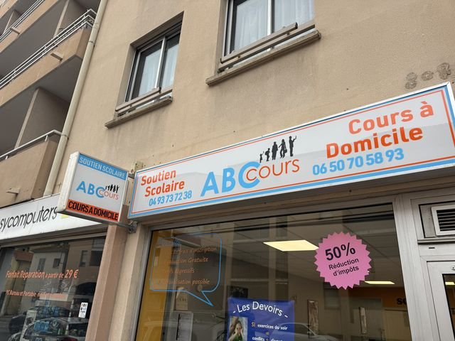 Enseigne & signalétique — ABC Cours : enseigne drapeau bandeau facade