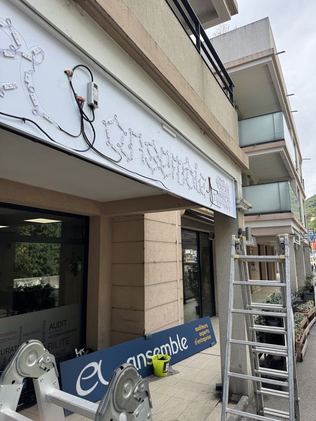 Enseigne & signalétique — Ansemble : enseigne lettres lumineuses led installation