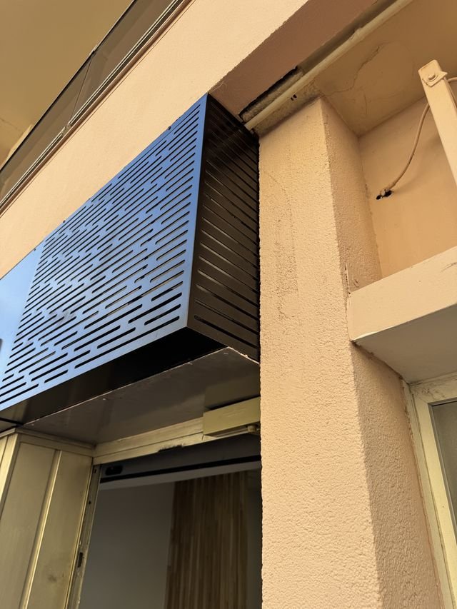 Enseigne & signalétique — Client Inconnu : caisson enseigne facade grille aeration