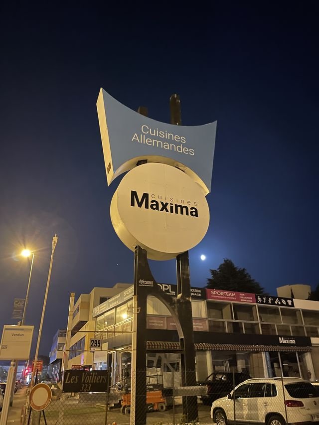 Enseigne & signalétique — Cuisines Maxima : enseigne drapeau potence bilame