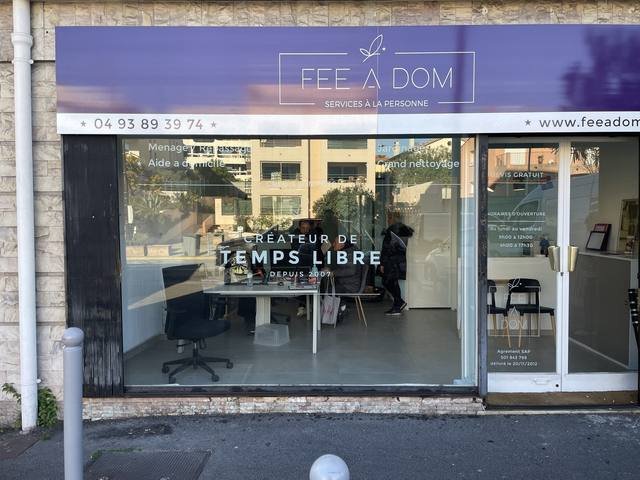 Enseigne & signalétique — Fée à Dom : vitrophanie vitrine services a la personne