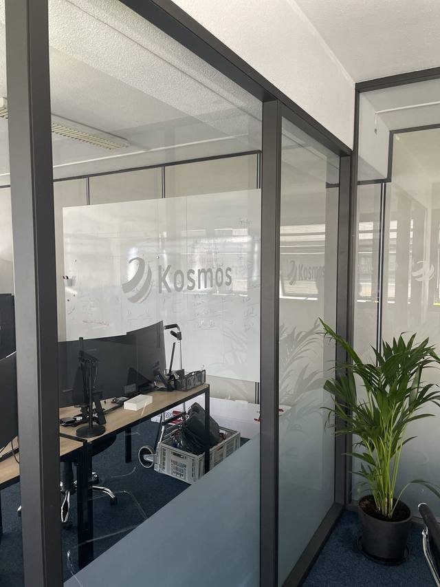 Enseigne & signalétique — Kosmos : film depoli vitrophanie logo bureaux