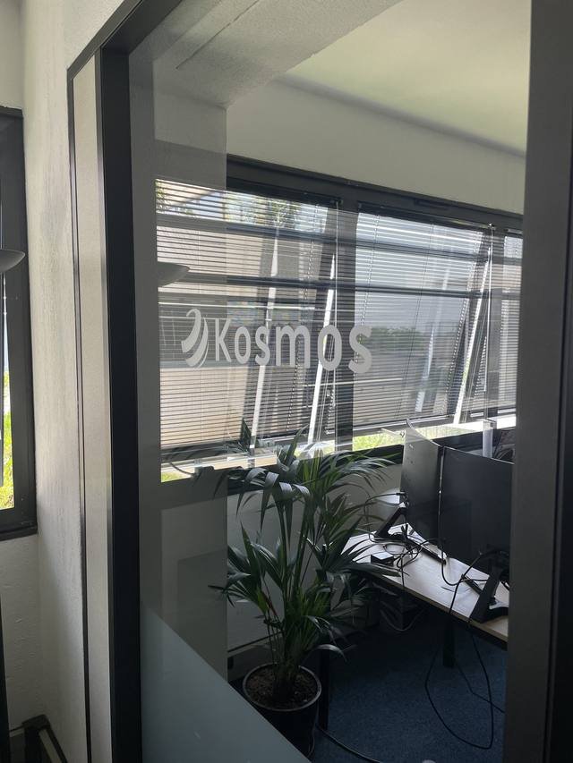 Enseigne & signalétique — Kosmos : film depoli vitrophanie logo bureaux