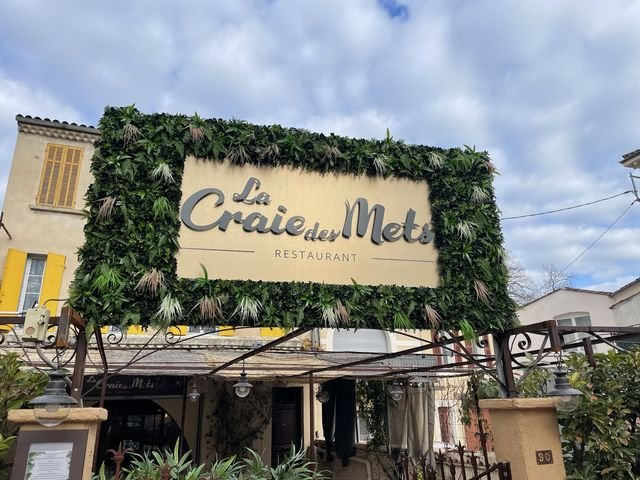 Enseigne & signalétique — La Craie Des Mets : enseigne caisson lettres relief vegetalisee