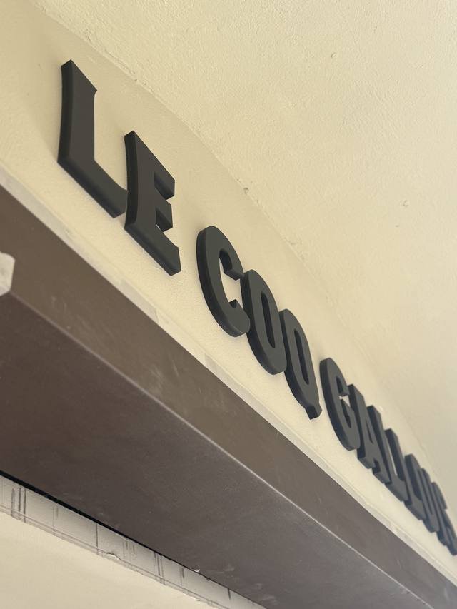 Enseigne & signalétique — Le Coq Gallois : lettres decoupees relief restaurant