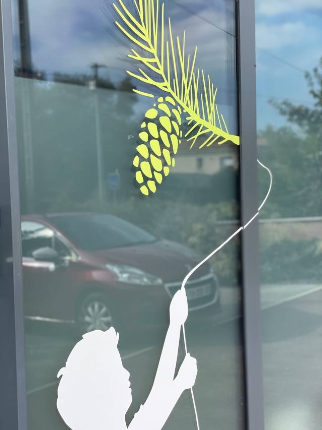 Enseigne & signalétique — Pomme de Pins : vitrophanie decorative vitrine enfants