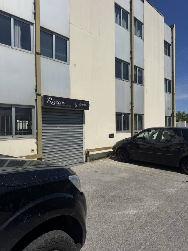 Enseigne & signalétique — Riviera Carrelages & Bains : enseigne facade showroom carrelage