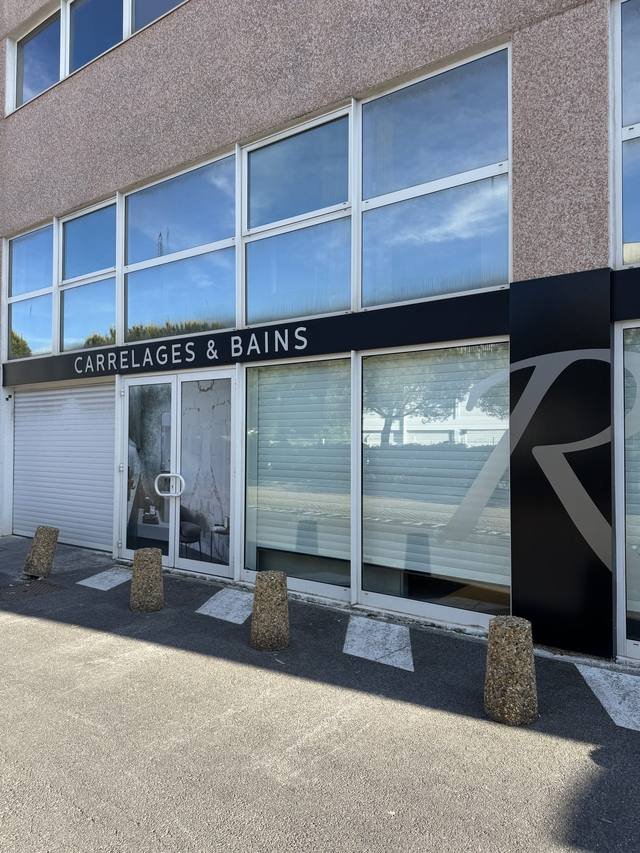 Enseigne & signalétique — Riviera Carrelages & Bains : enseigne lettres relief showroom facade
