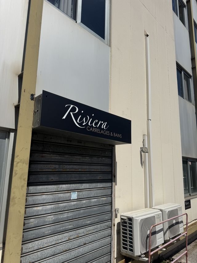 Enseigne & signalétique — Riviera Carrelages Et Bains : enseigne drapeau potence