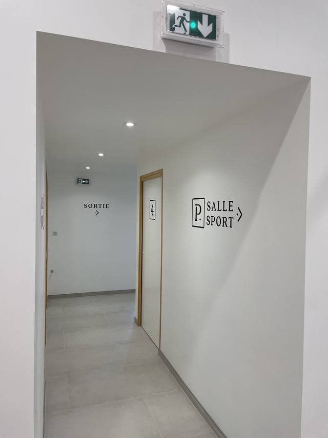 Enseigne & signalétique — Salle de sport : signaletique directionnelle portes interieures