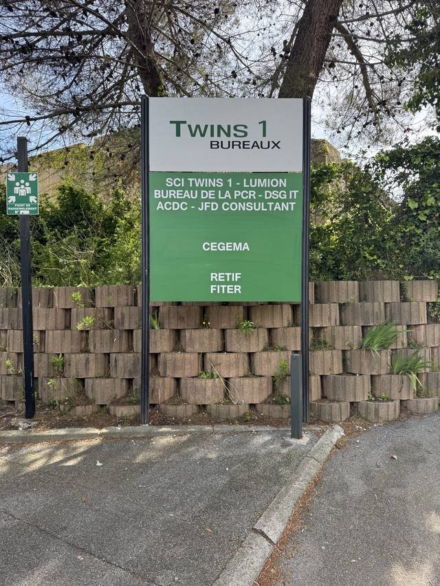 Enseigne & signalétique — SCI Twins 1 : totem directionnel immeuble bureaux
