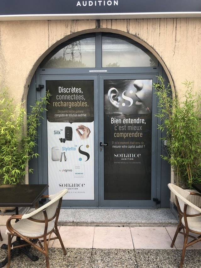 Enseigne & signalétique — Sonance Audition : vitrophanie bandeau facade