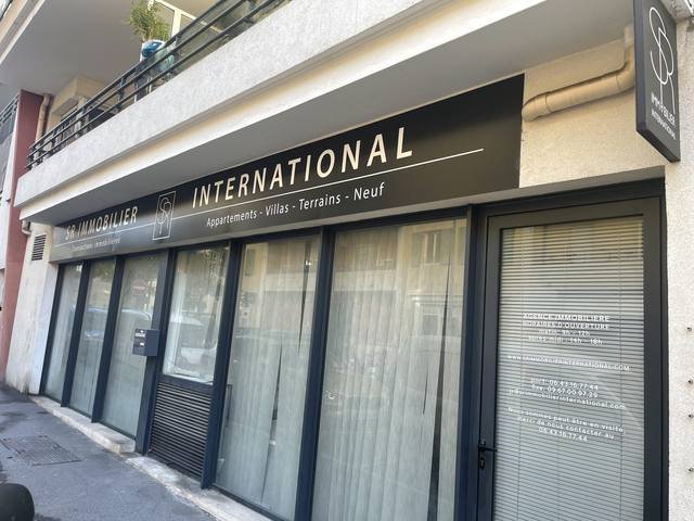 Enseigne & signalétique — SPR Immobilier International : enseigne drapeau caisson agence immobiliere