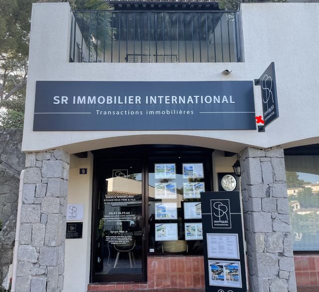 Enseigne & signalétique — Sr Immobilier International : enseigne bandeau facade