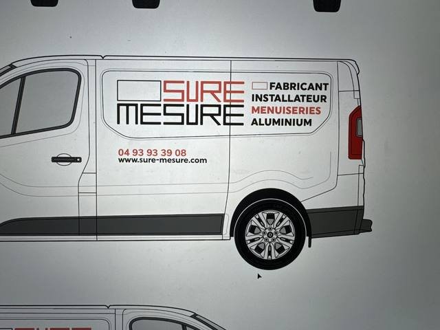 Graphisme & identité — Sure Mesure : simulation marquage utilitaire menuiserie aluminium