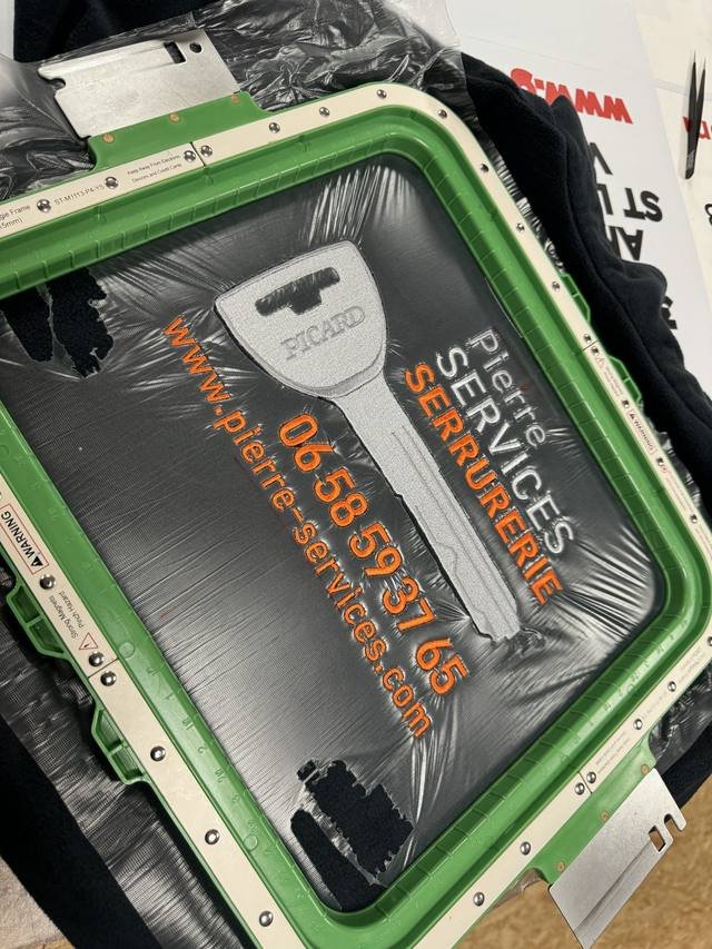 Impression grand format — Pierre Services Serrurerie : objet publicitaire tapis souris