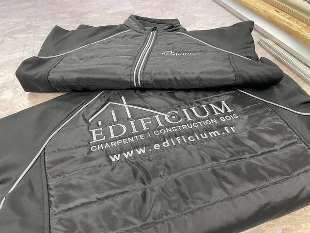 Marquage textile — Edificium : flocage doudoune veste charpente bois