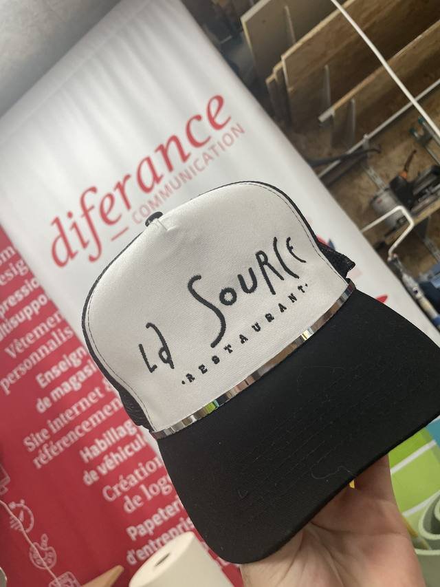 Marquage textile — La Source : broderie casquette restaurant personnalisee