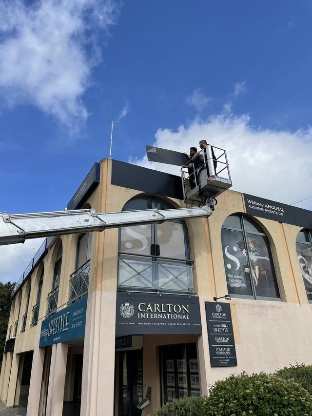 Pose & installation — Sonance Audition : pose enseigne nacelle facade immeuble