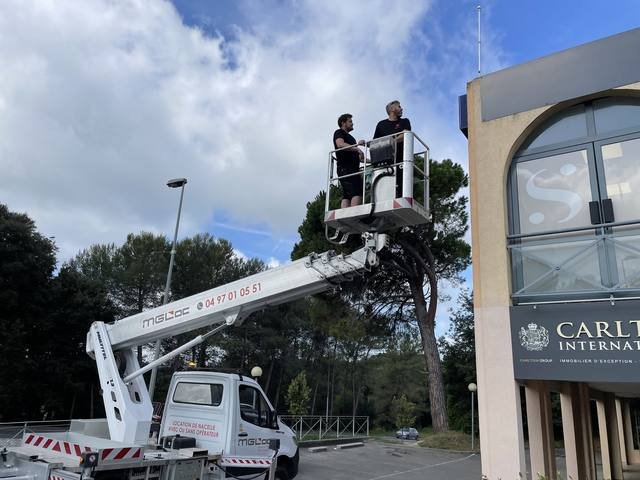 Pose & installation — Sonance Audition : pose enseigne nacelle facade immeuble
