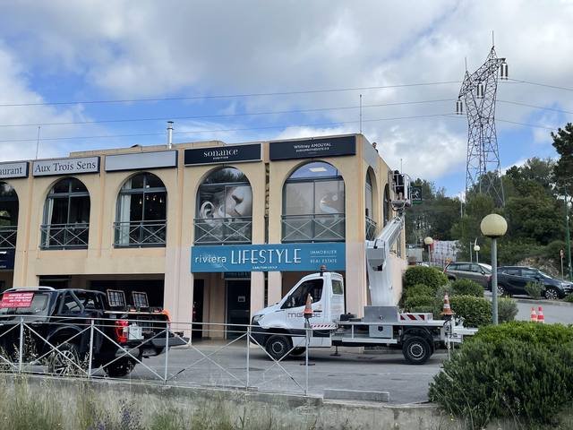Pose & installation — Sonance Audition : pose enseigne nacelle facade immeuble