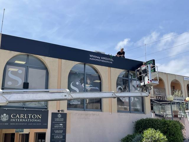Pose & installation — Sonance Audition : pose enseigne nacelle facade immeuble