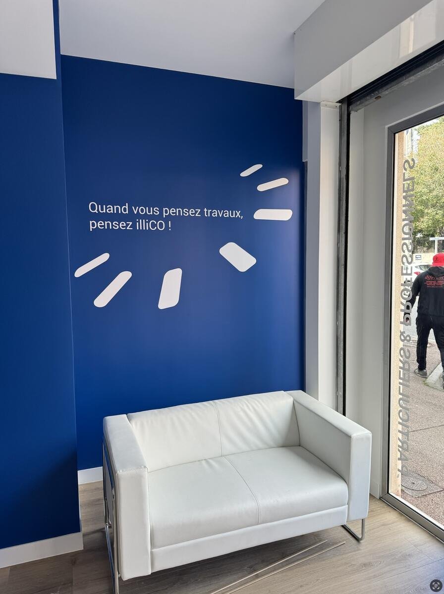 Adhésif mural décoratif posé en intérieur dans un espace d'accueil d'entreprise