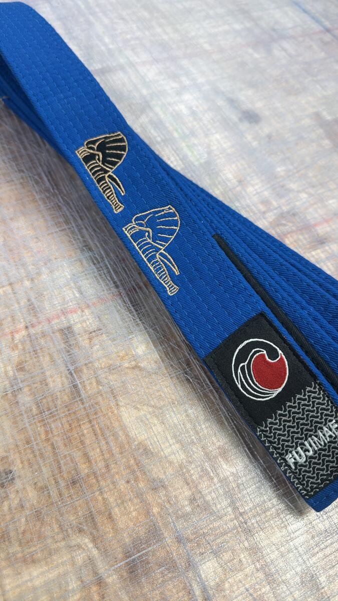 Ceinture bleue de jiu-jitsu brodée du logo du club