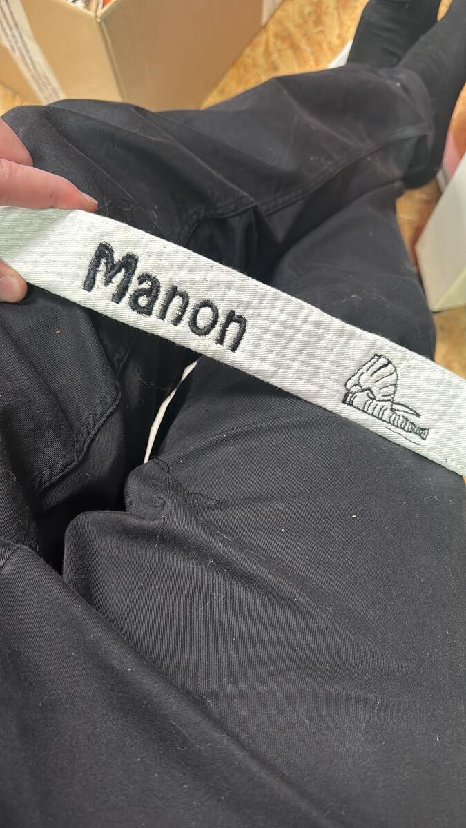 Broderie d'un prénom sur un vêtement personnalisé, finition atelier