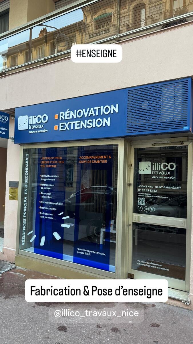Façade complète de l'agence illiCO travaux : enseigne, vitrophanie et signalétique