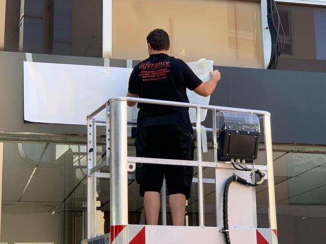 Poseur Diferance en nacelle lors de l'installation d'une enseigne de façade
