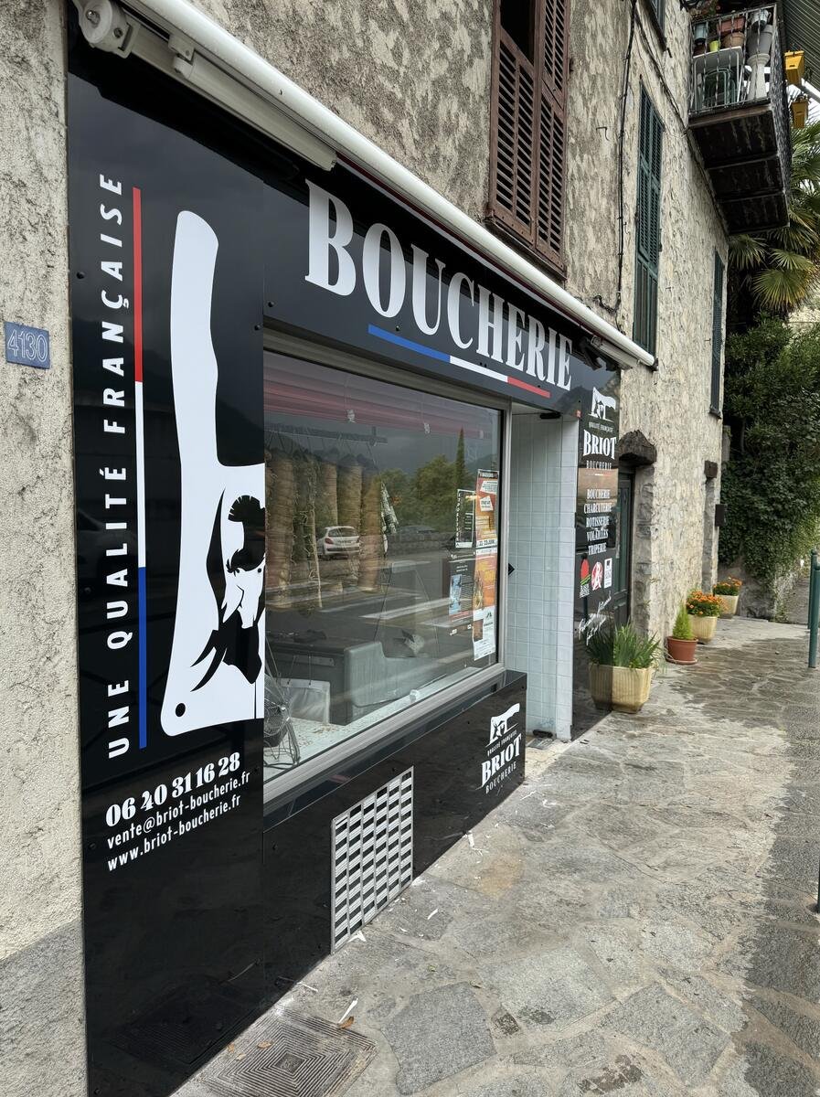 Habillage complet de la vitrine d'une boucherie dans l'arrière-pays niçois