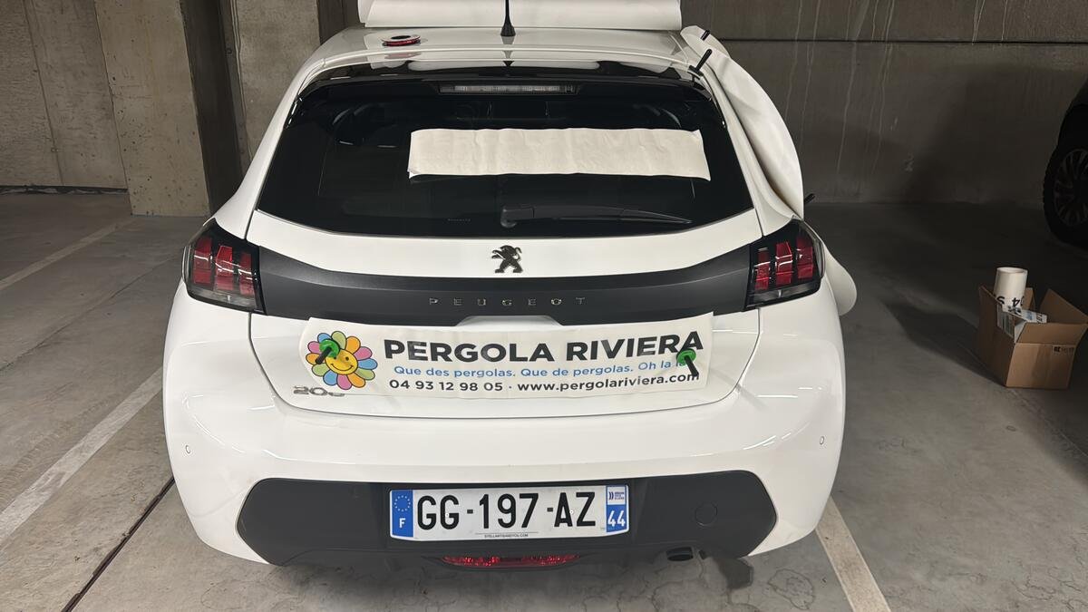 Voiture de société Pergola Riviera avec marquage adhésif couleur sur le hayon arrière