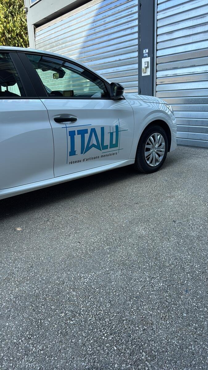Utilitaire du réseau d'artisans menuisiers Italu marqué par Diferance, lettrage adhésif bleu