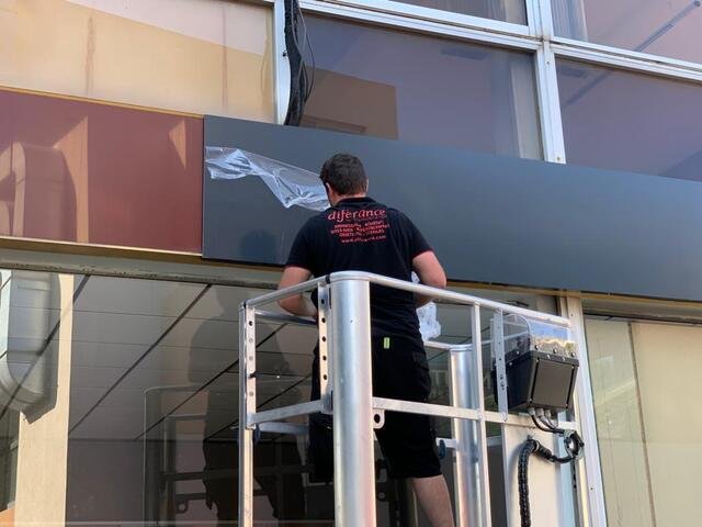 Installation d'une enseigne de façade par l'équipe Diferance depuis une nacelle élévatrice