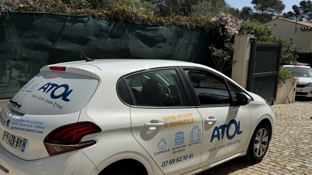 Voiture de société portant un lettrage adhésif de couleur sur la portière et le flanc arrière